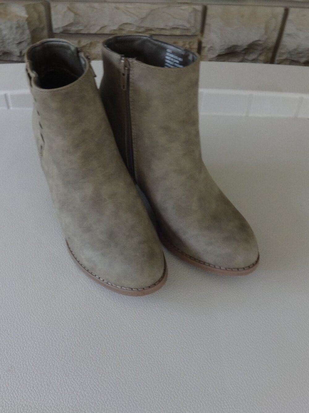 Just Fabulous Reis boots women's size 8, Taupe faux leather, stacked heels, VGC